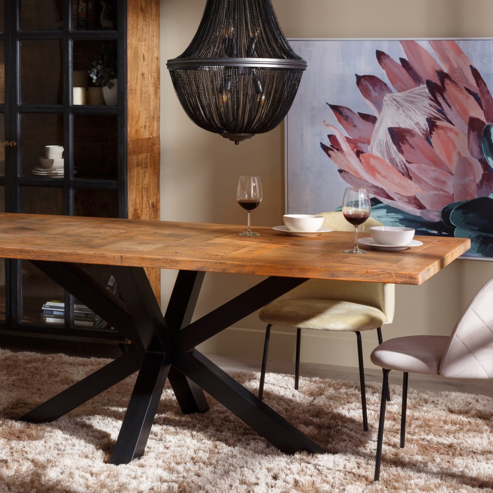 mesa de madera natural con barniz incoloro y pie básico color negro